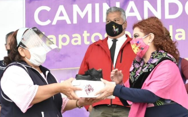 Clara Brugada entrega zapatos y lentes a estudiantes de primaria