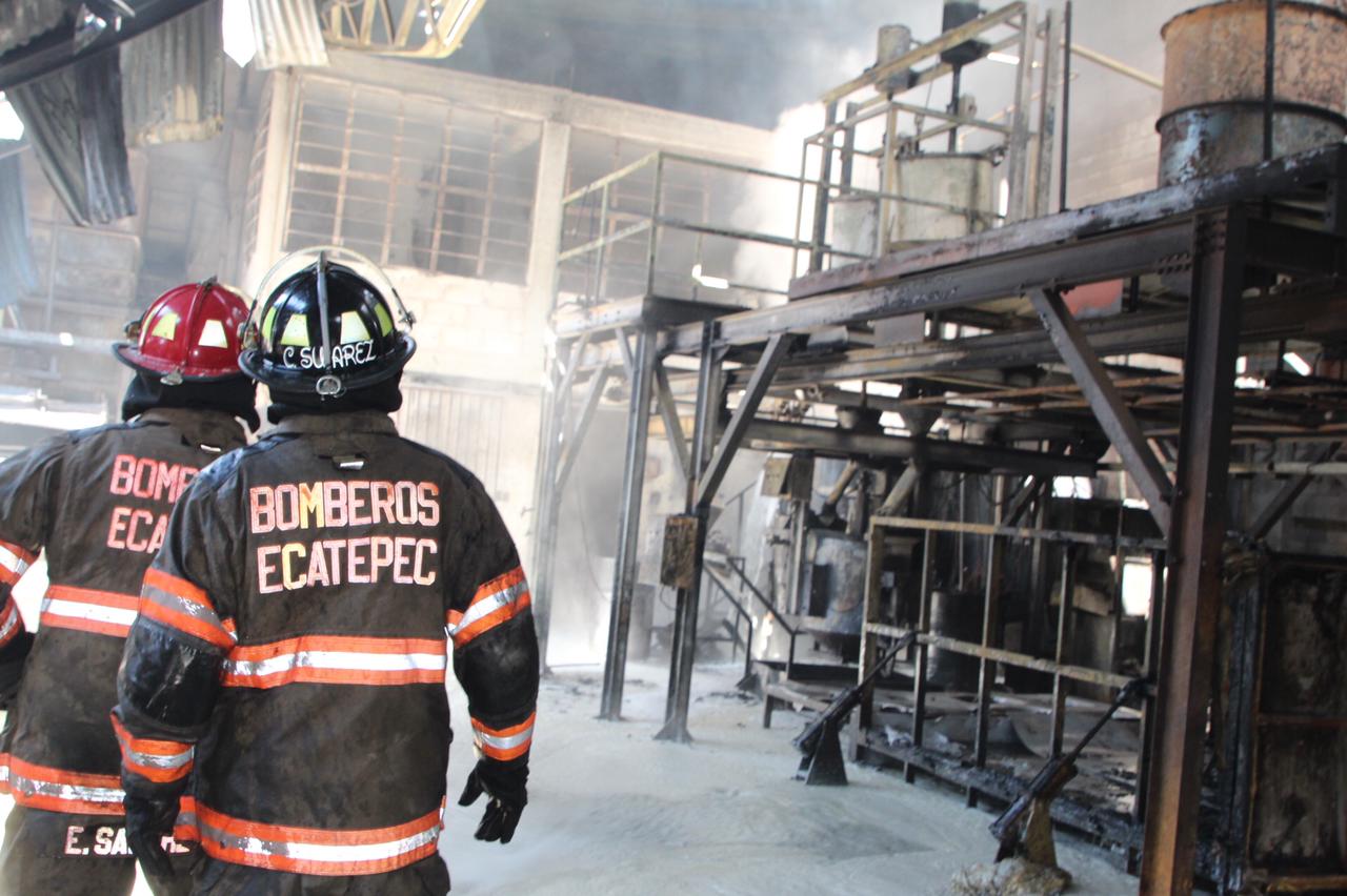 Bomberos de Ecatepec sofocan incendio en una fábrica de colchones en menos de una hora