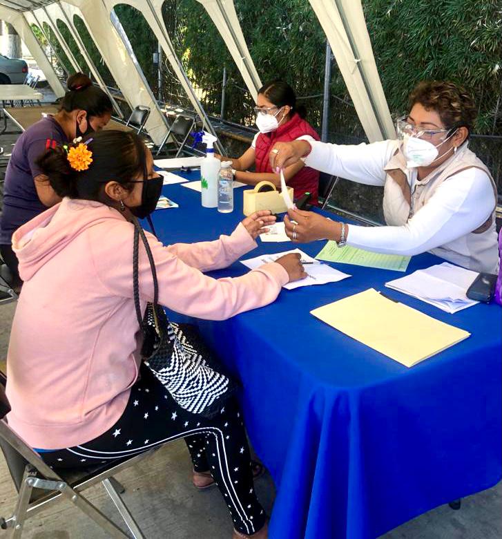 Distribuye becas IEBEM de apoyo a madres solteras
